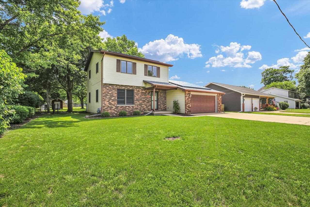 1009 N West St., Leroy, IL 61752