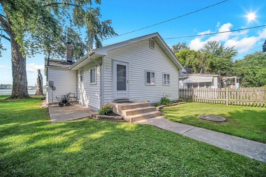 28422 W Park Ave., Wauconda, IL 60084
