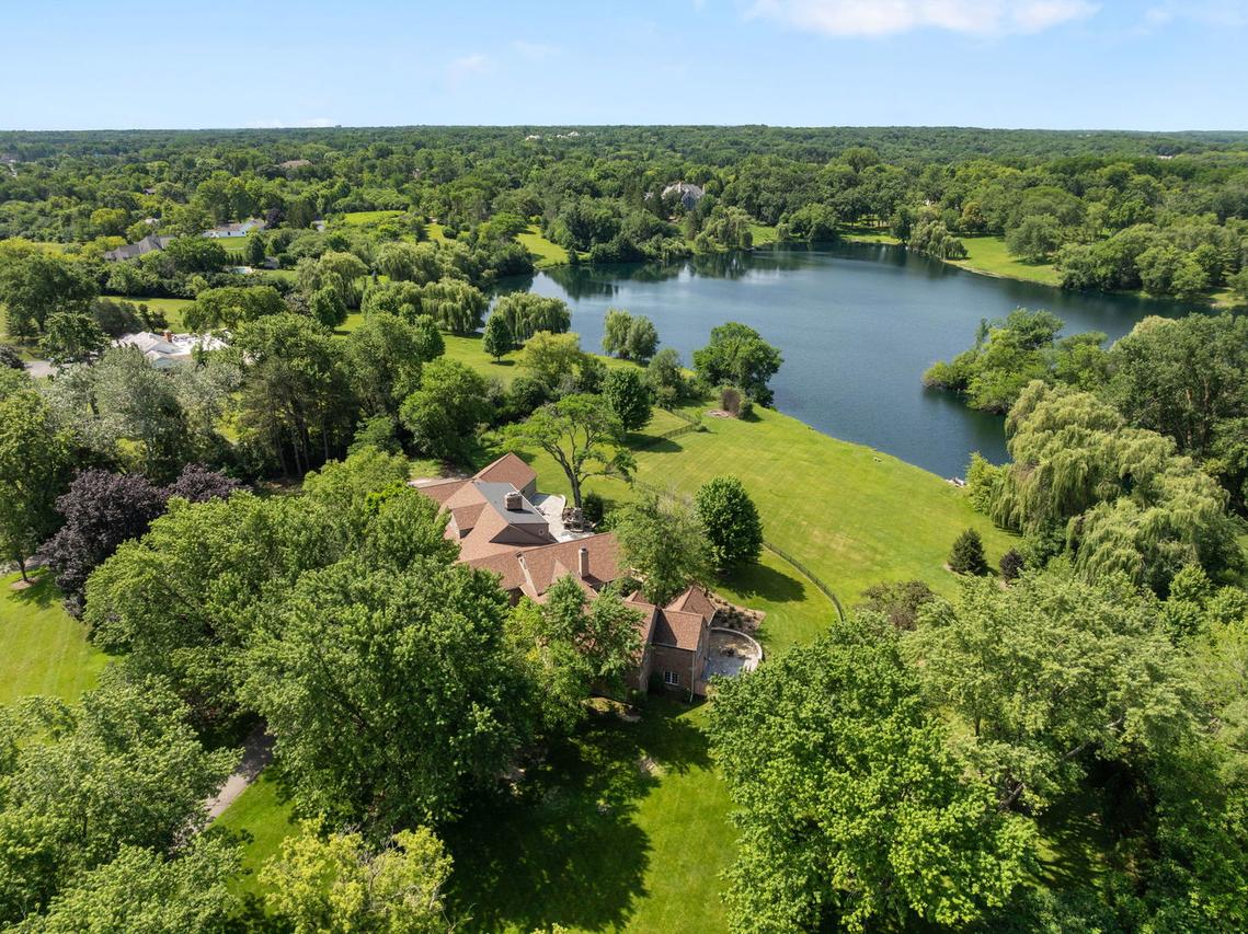 419 Caesar Dr., Barrington Hills, IL 60010