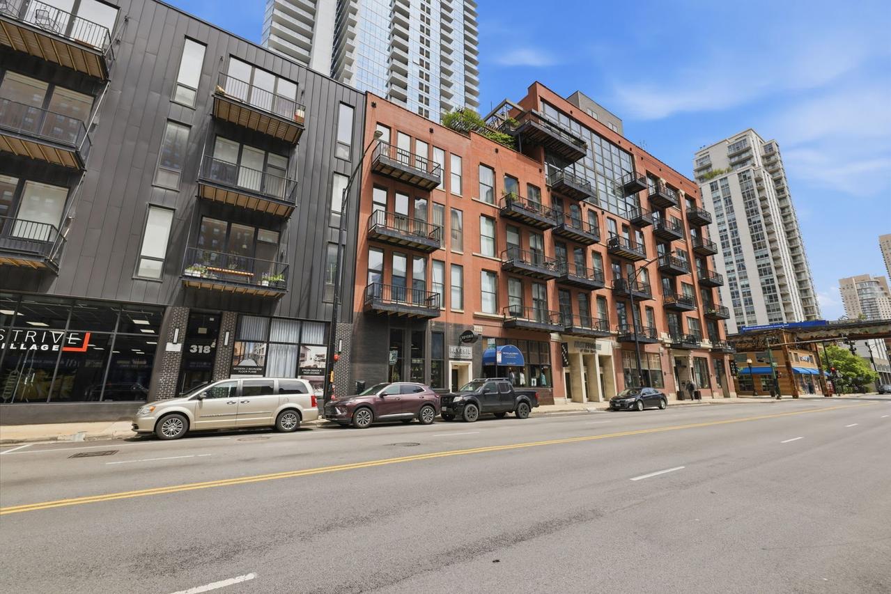 300 W Grand Ave. #203, Chicago, IL 60654