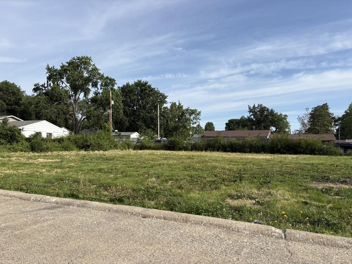 1009 N Cunningham Ave., Urbana, IL 61802