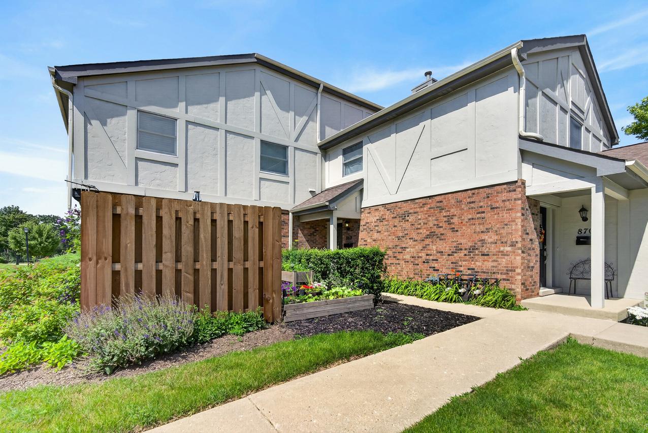868 Bristol Dr., Barrington, IL 60010