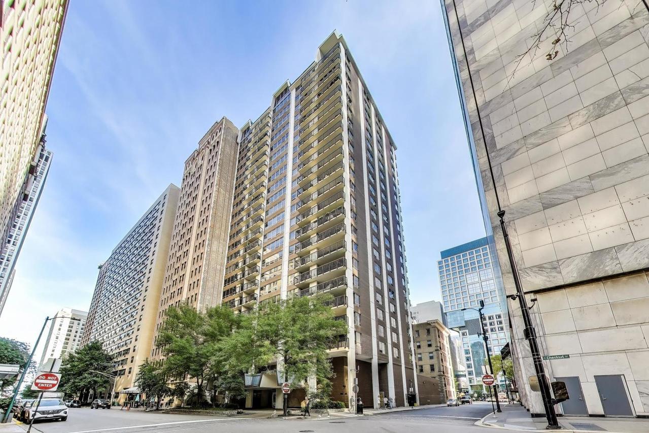 201 E Chestnut St. #18F, Chicago, IL 60611