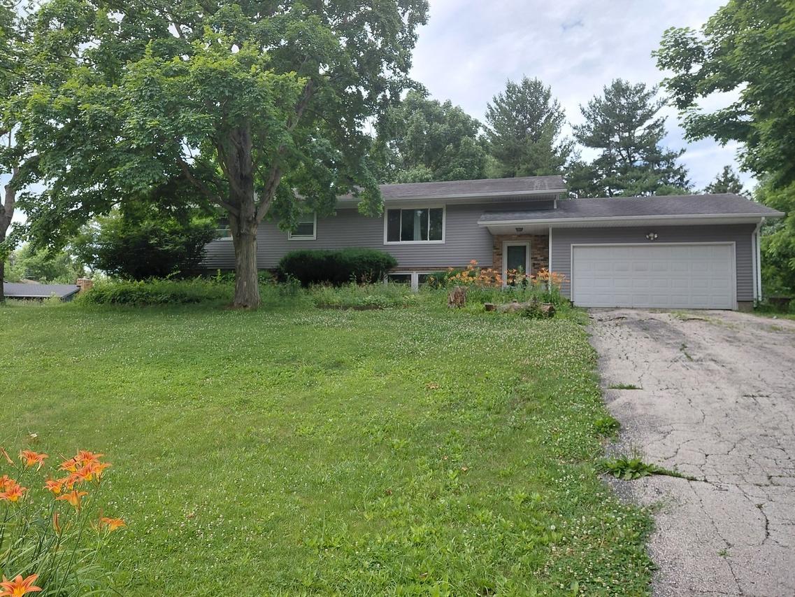 19897 Lakewood Dr., Bloomington, IL 61705