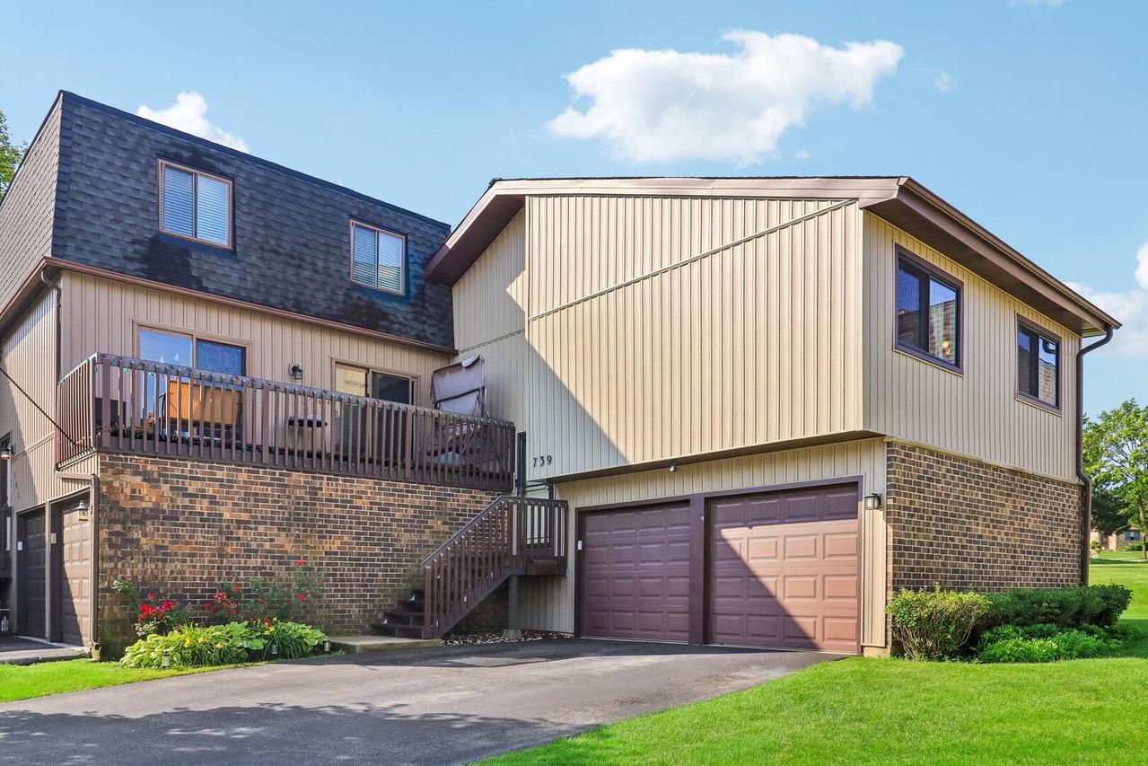739 High Ridge Rd., Roselle, IL 60172