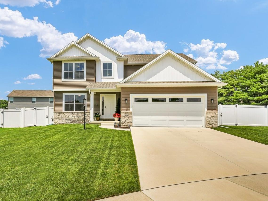 216 Red Bud Dr., Mahomet, IL 61853