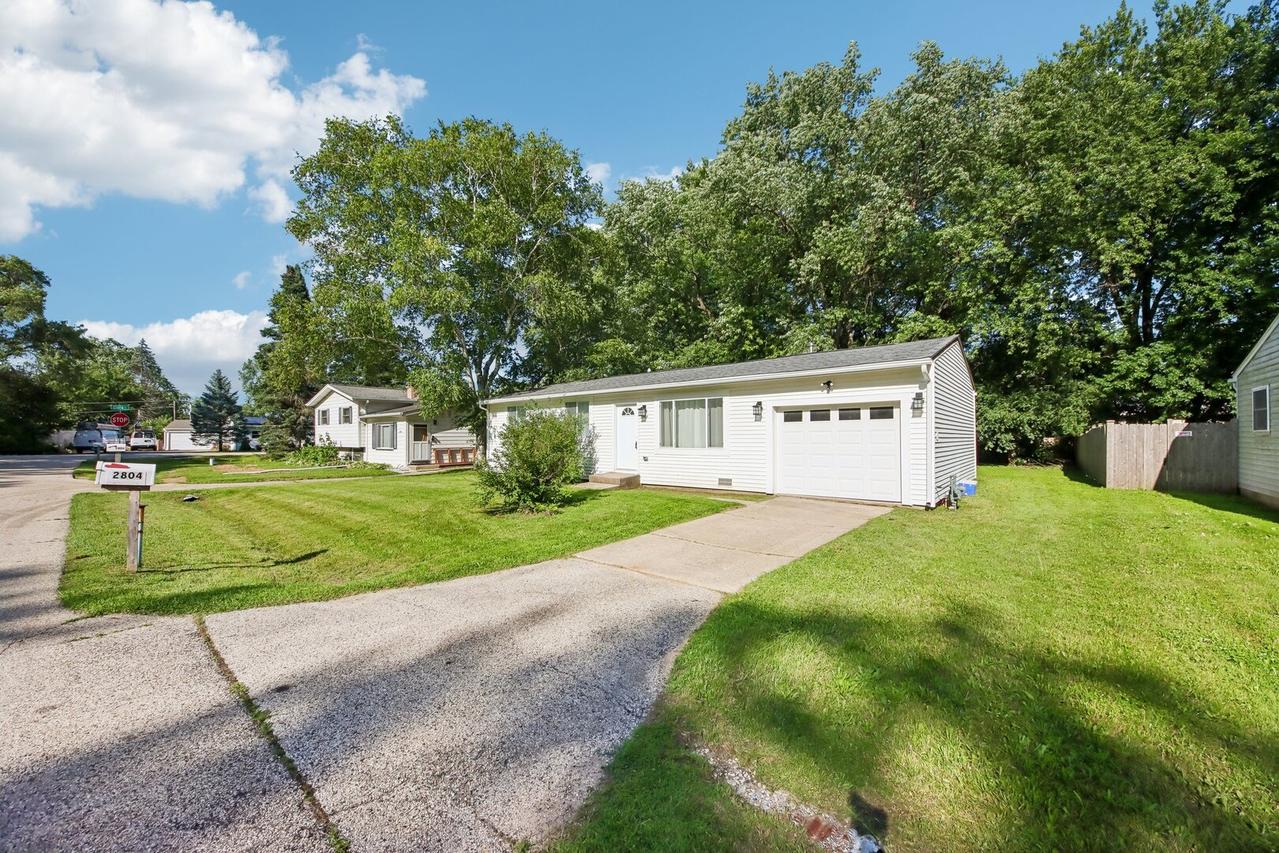 2804 Old Oak Dr., Mchenry, IL 60050
