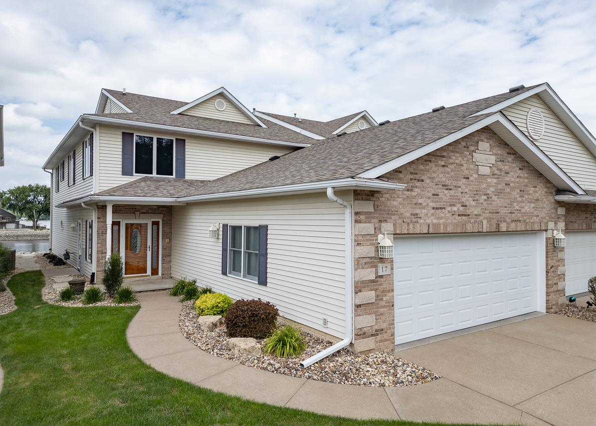 17 Villa Dr., Hampton, IL 61256
