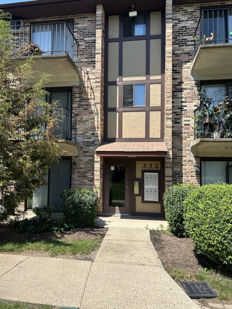332 Klein Creek Ct. #B, Carol Stream, IL 60188