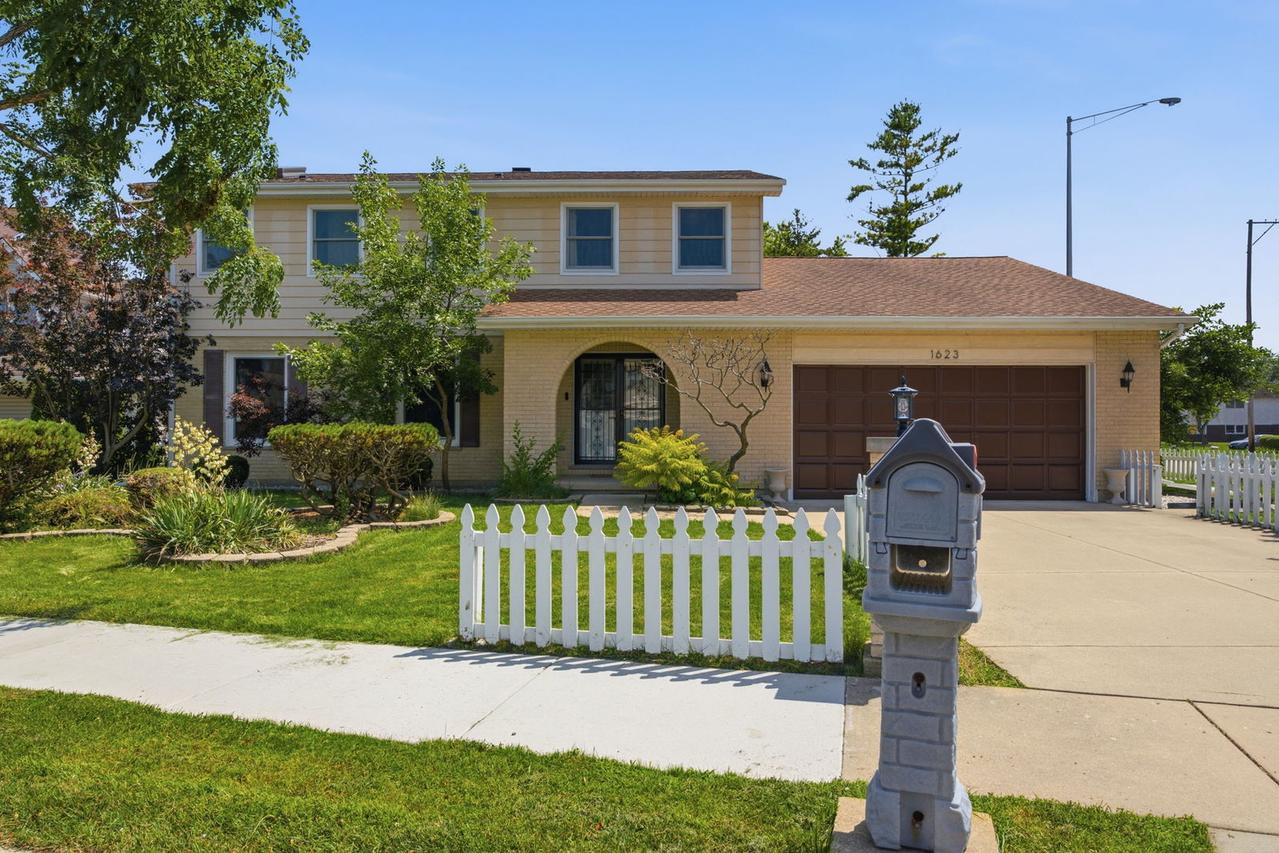 1623 W Bray Ct., Arlington Heights, IL 60005