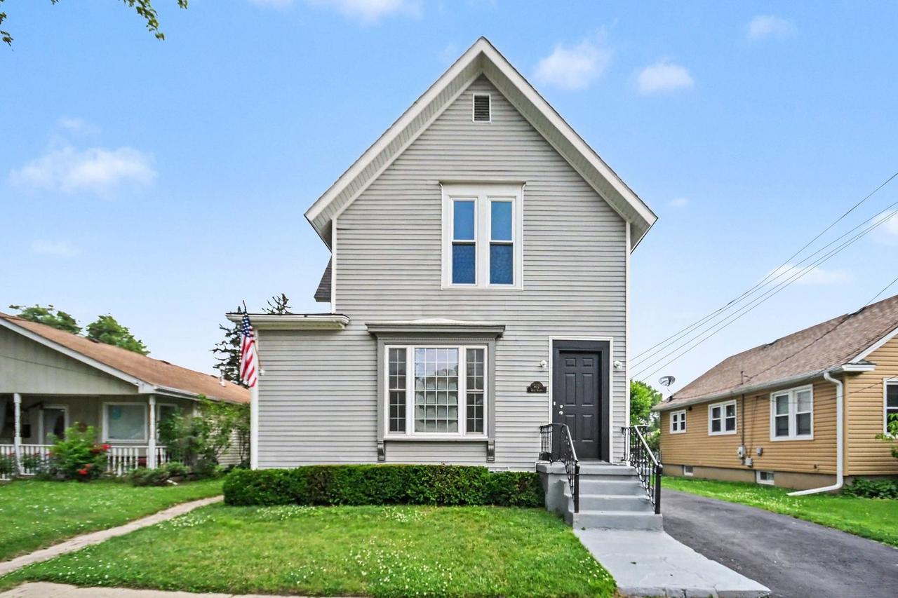 662 Bent St., Elgin, IL 60120