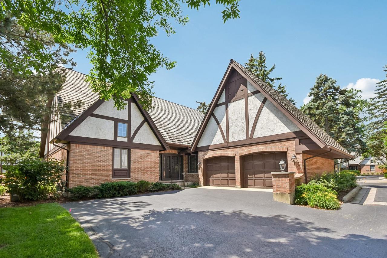 985 Coventry Ln., Highland Park, IL 60035