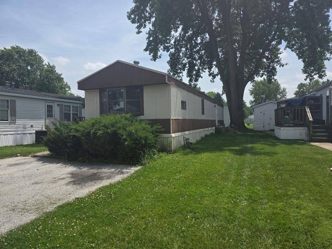 190 Carriage Ln., Sauk Village, IL 60411