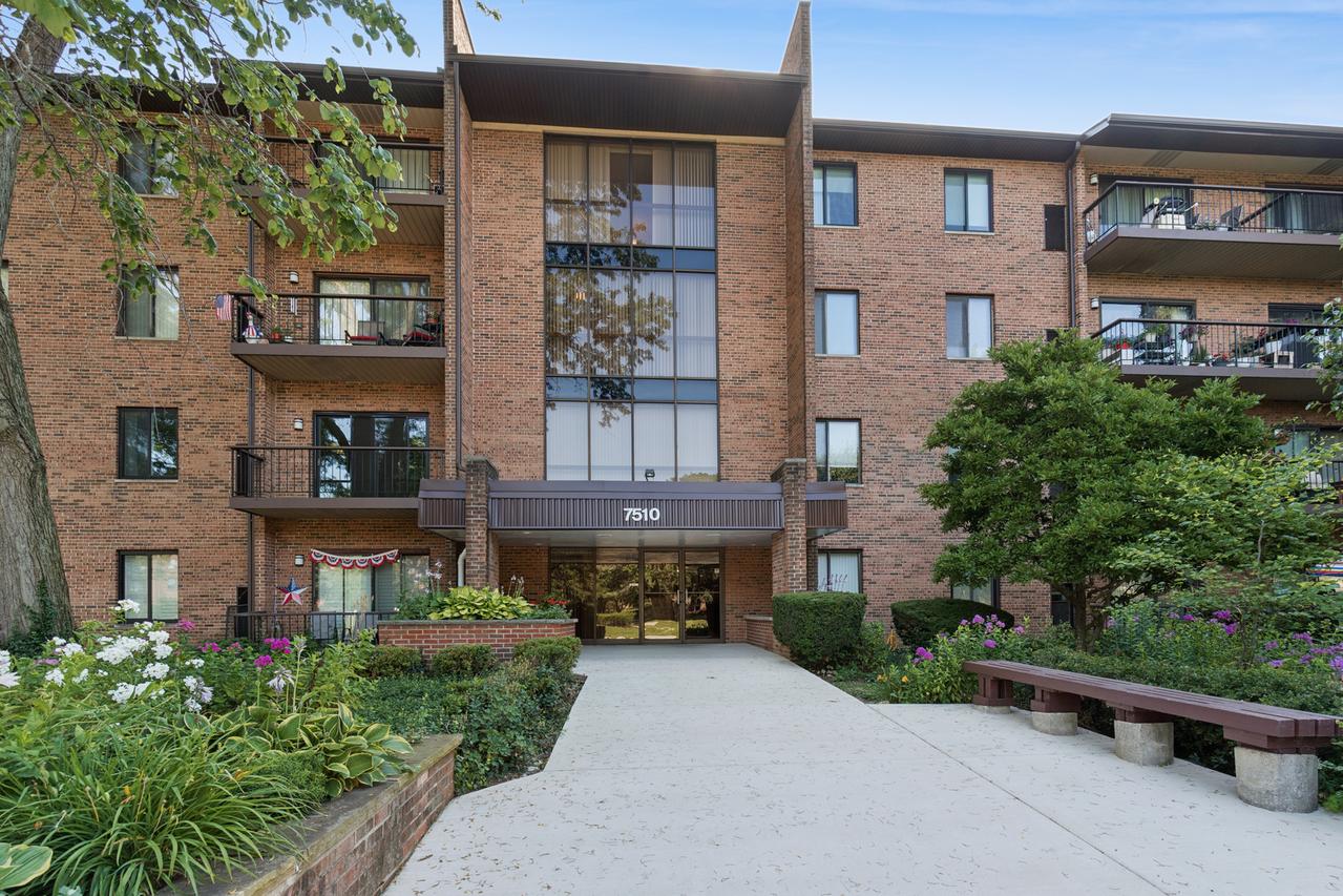 7510 Farmingdale Dr. #210, Darien, IL 60561