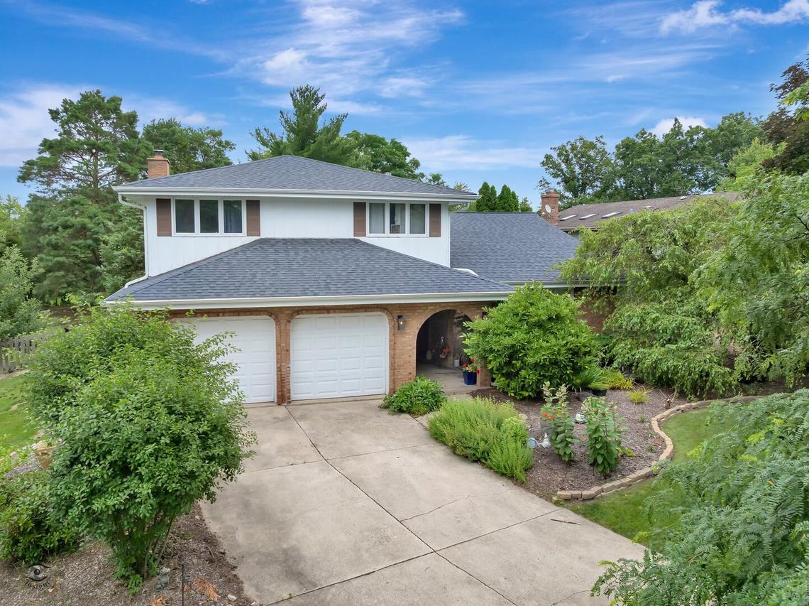 628 Camelot Dr., Burr Ridge, IL 60527