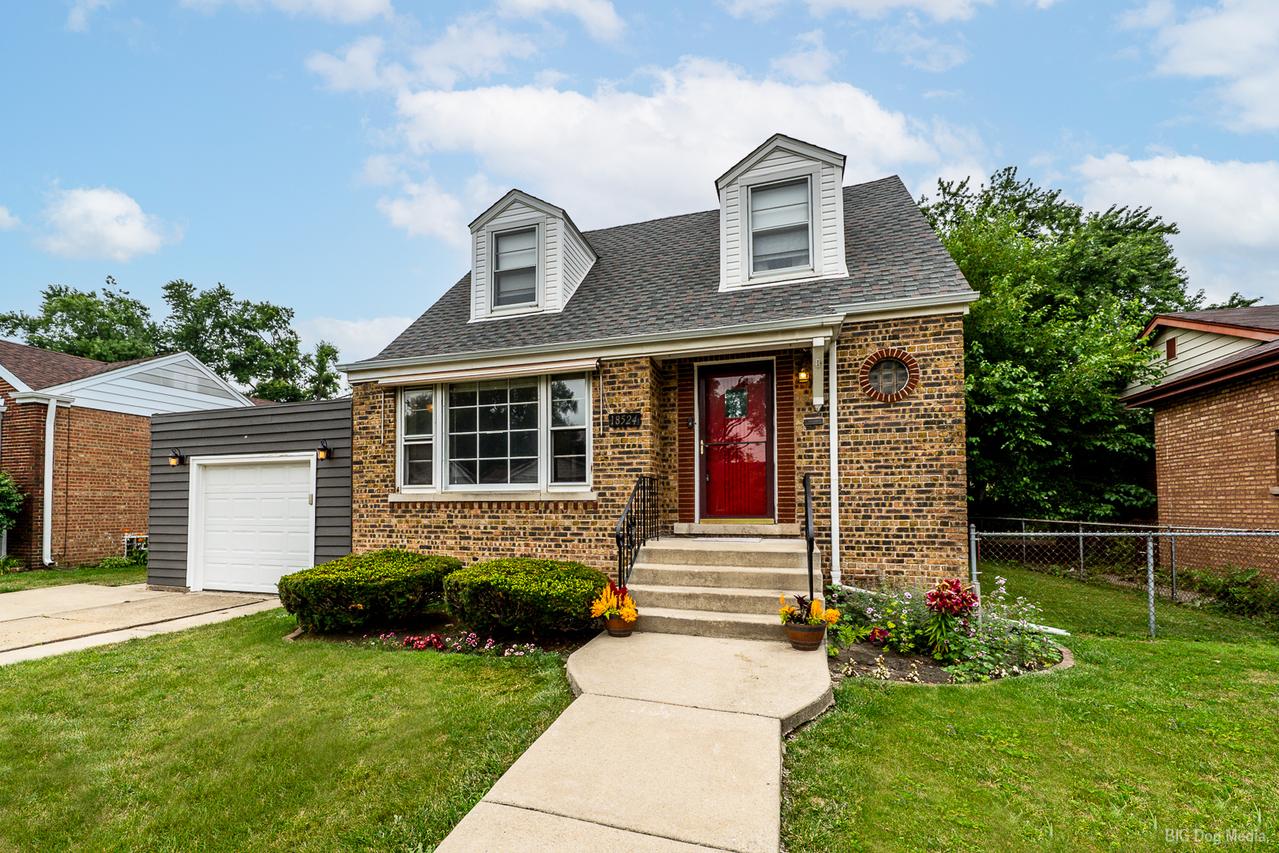 18524 Gladville Ave., Homewood, IL 60430