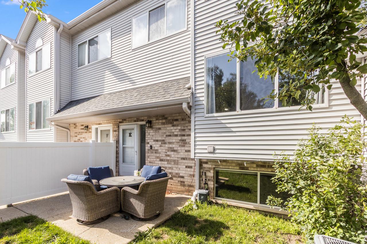 272 Park Ridge Ln. #E, Aurora, IL 60504