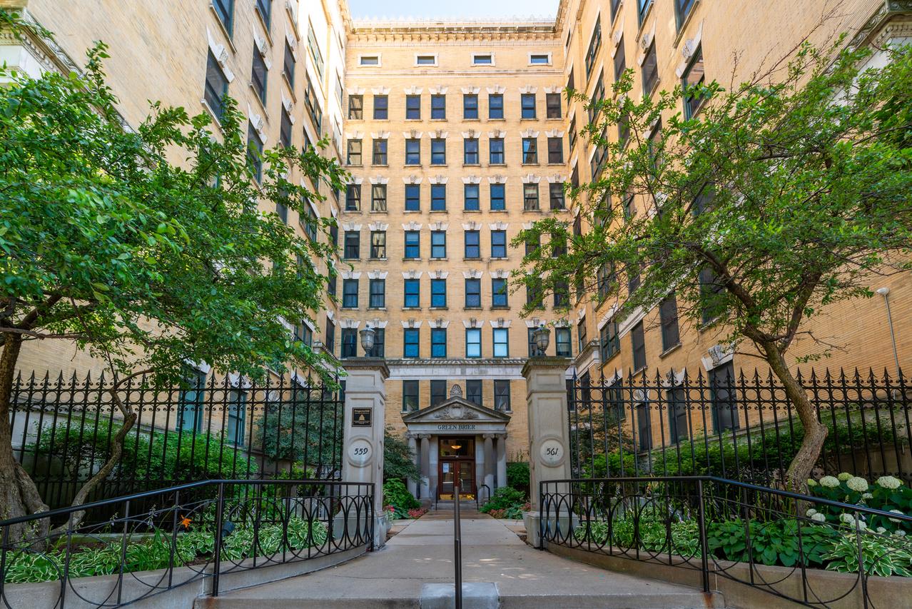 559 W Surf St. #704, Chicago, IL 60657
