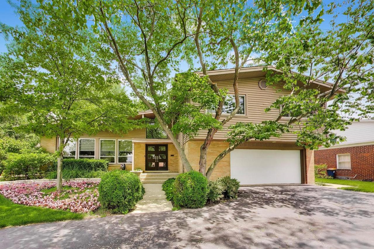 303 Charal Ln., Highland Park, IL 60035