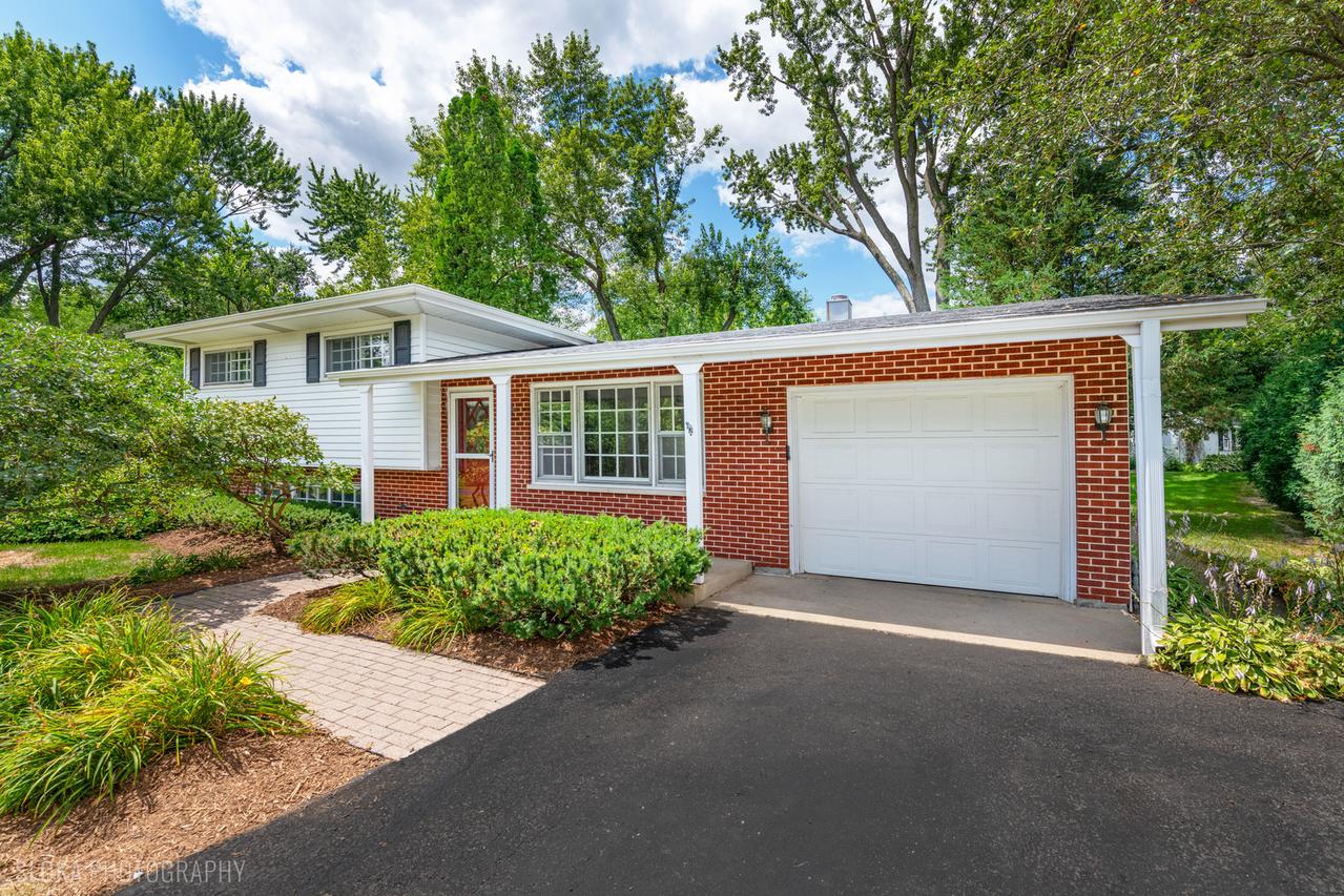 320 Deveron Cir., Cary, IL 60013