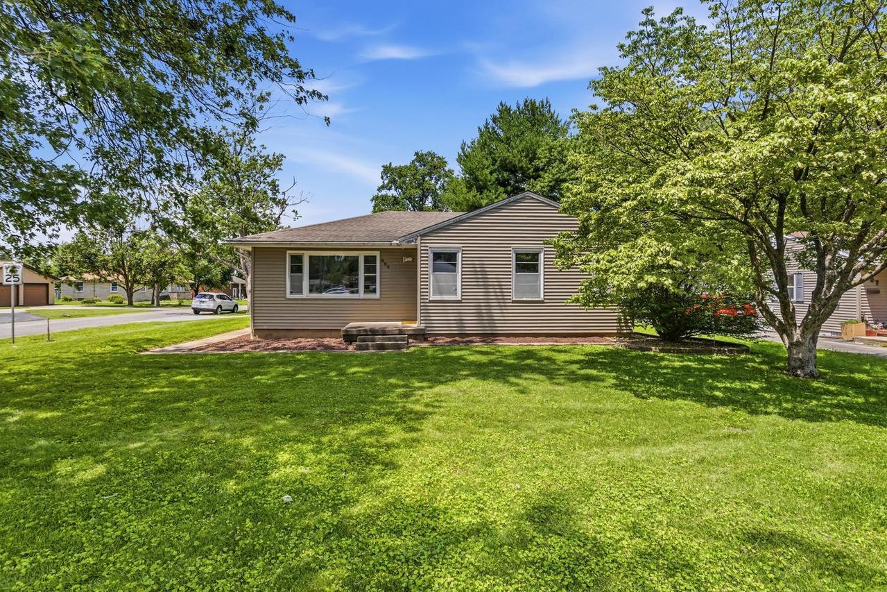 809 S Division St., Mahomet, IL 61853