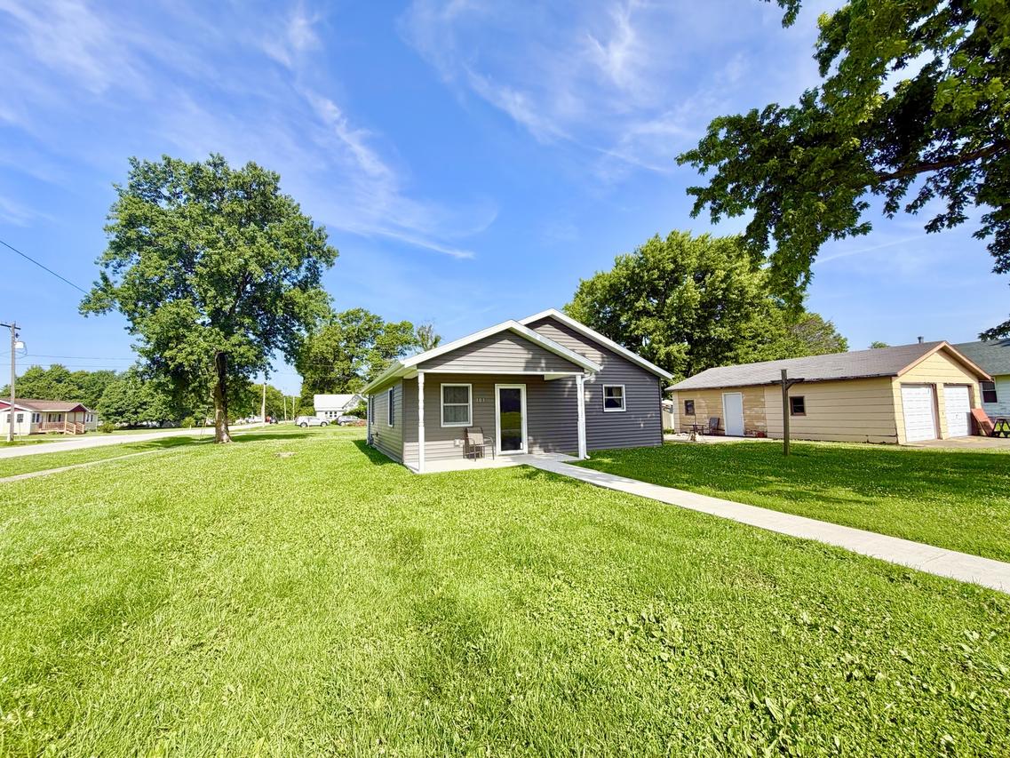 101 N Railroad St., Patoka, IL 62875