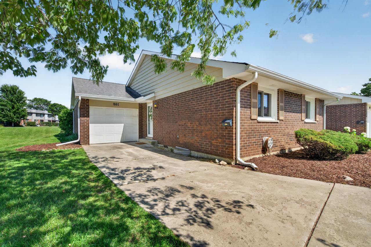 881 Heatherbrook Ct., Wheaton, IL 60189