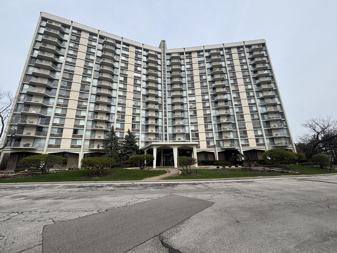 40 N Tower Rd. #10M, Oak Brook, IL 60523