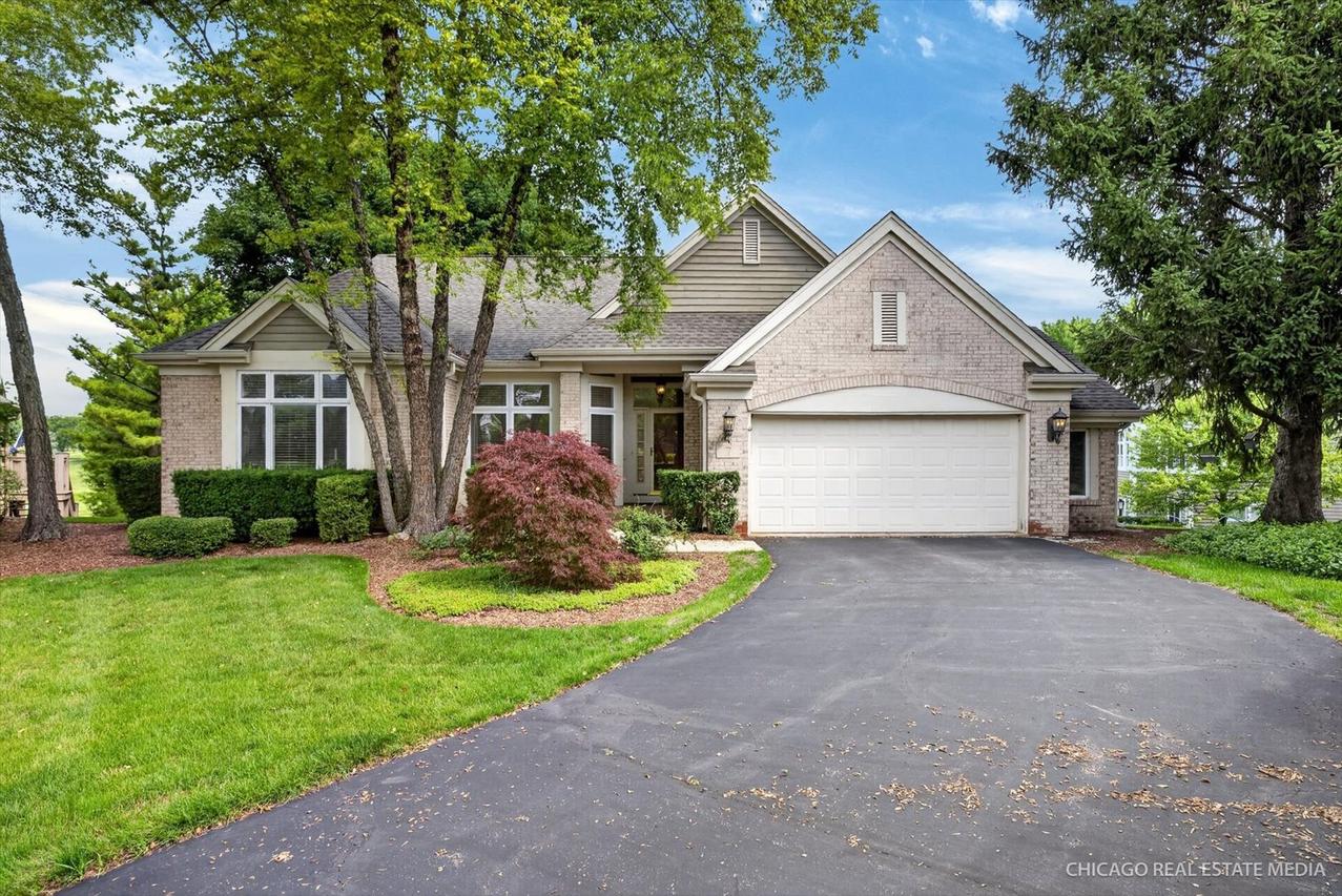 7 Castle Pines Ct., Lake In The Hills, IL 60156