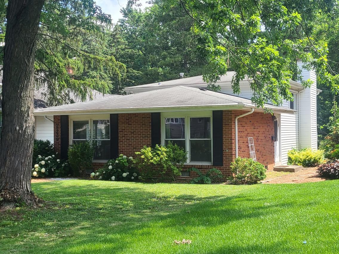 5239 Cumnor Rd., Downers Grove, IL 60515