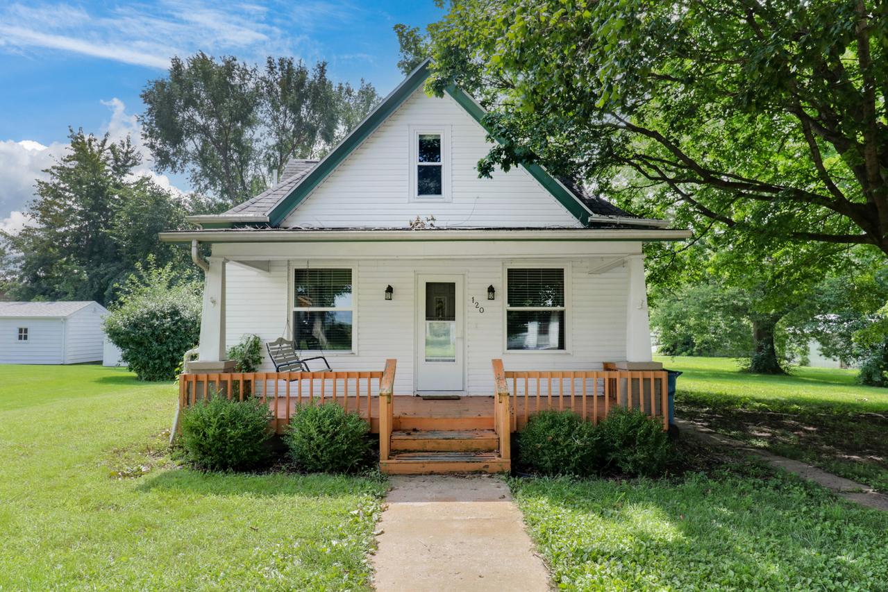 120 E Main St., Stanford, IL 61774