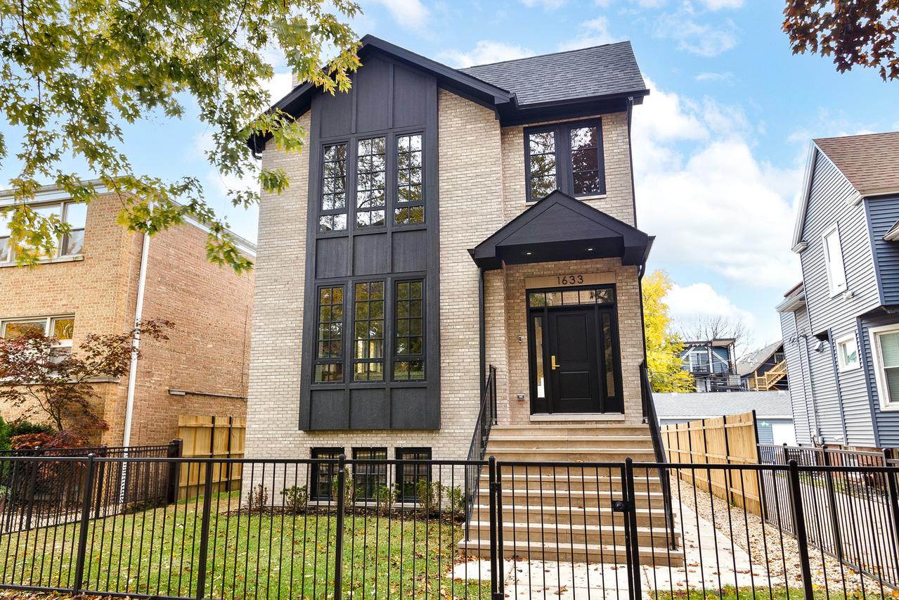 2455 W Belle Plaine Ave., Chicago, IL 60618