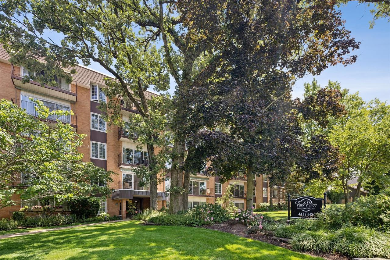 441 N Park Blvd. #4I, Glen Ellyn, IL 60137