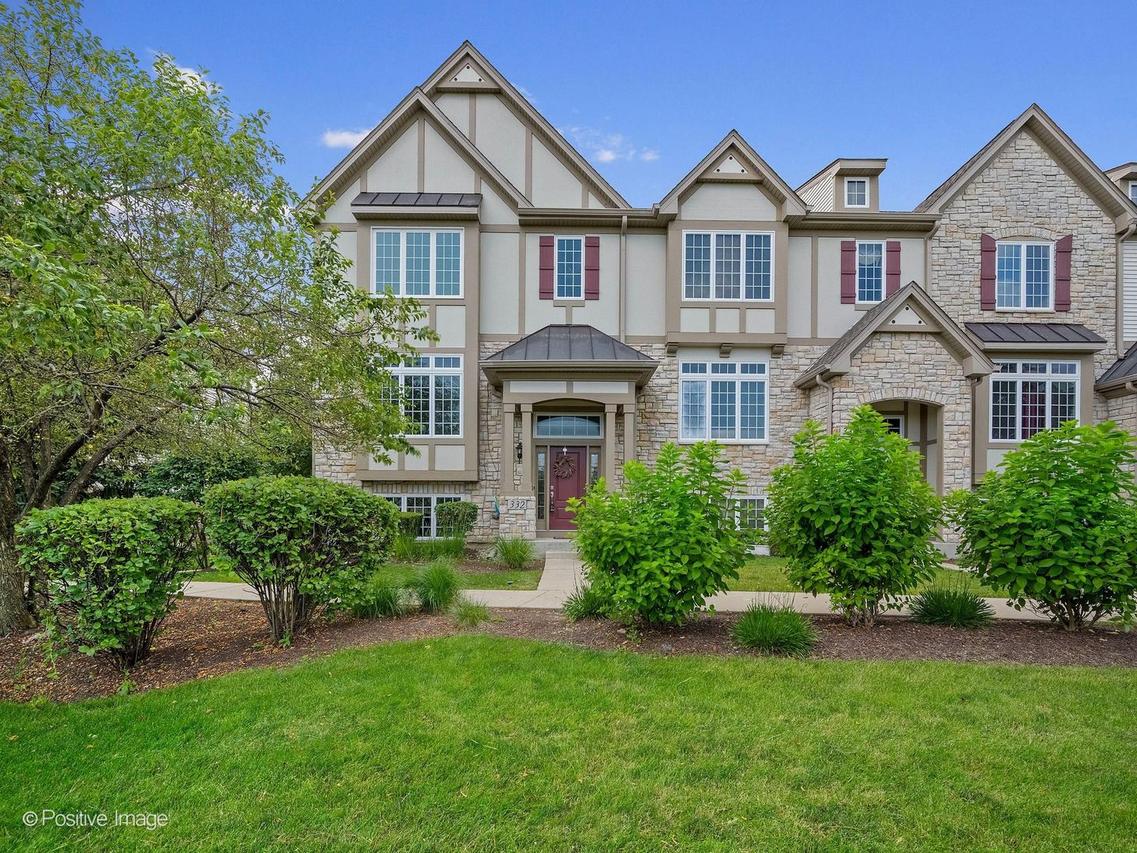 332 Castle Cir., Carol Stream, IL 60188