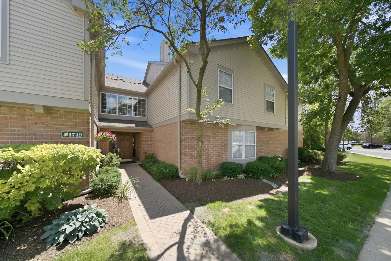 1749 Eastwood Ct. #6, Schaumburg, IL 60195