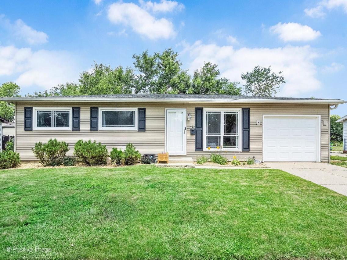 422 Walnut Dr., Streamwood, IL 60107