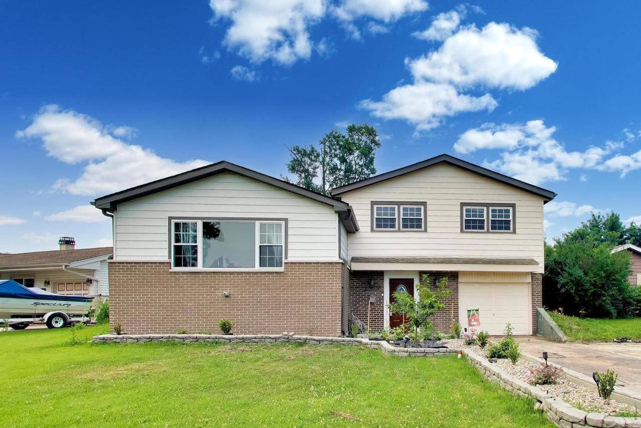 9007 W 92nd St., Hickory Hills, IL 60457