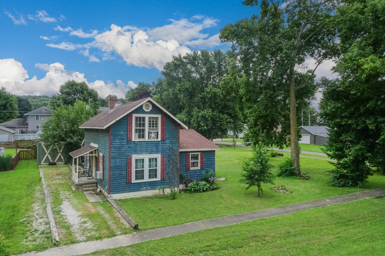 300 N Bogardus St., Elkhart, IL 62634