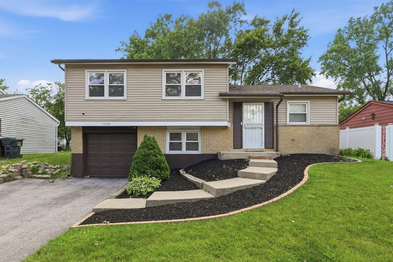 17690 Hillcrest Dr., Country Club Hills, IL 60478