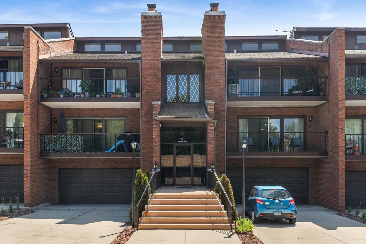 2 Cinnamon Creek Dr. #1S, Palos Hills, IL 60465