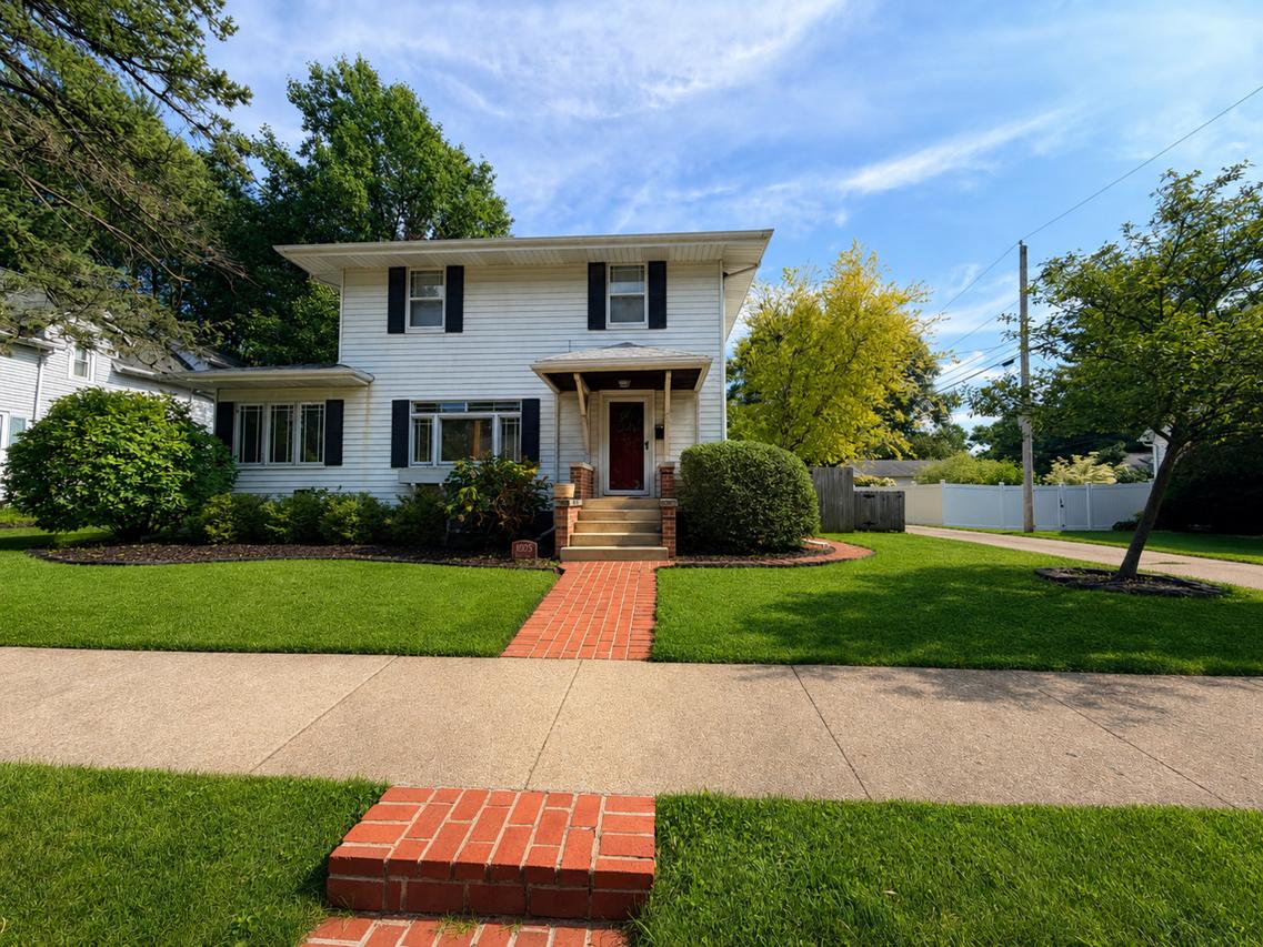 1605 E Taylor St., Bloomington, IL 61701