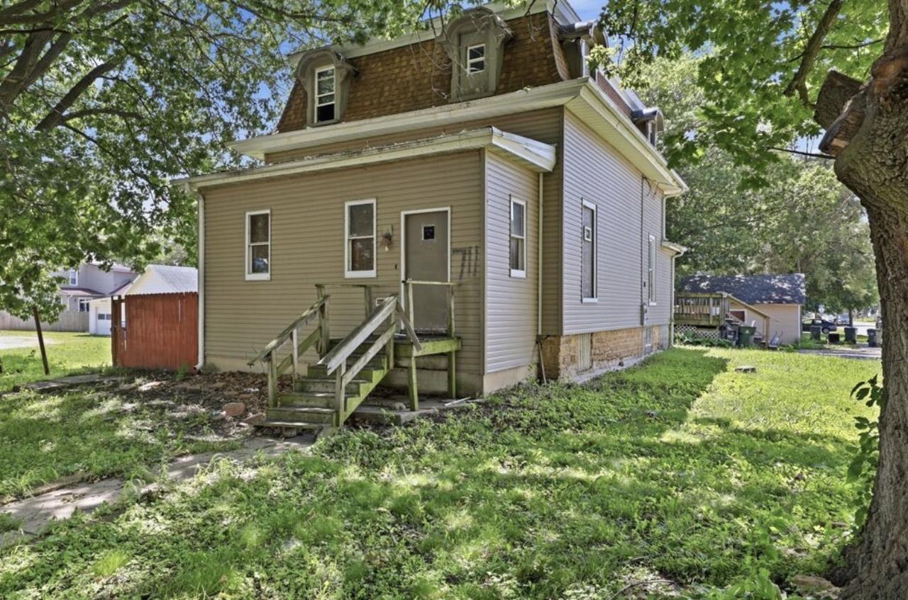 711 5th Ave., Sterling, IL 61081