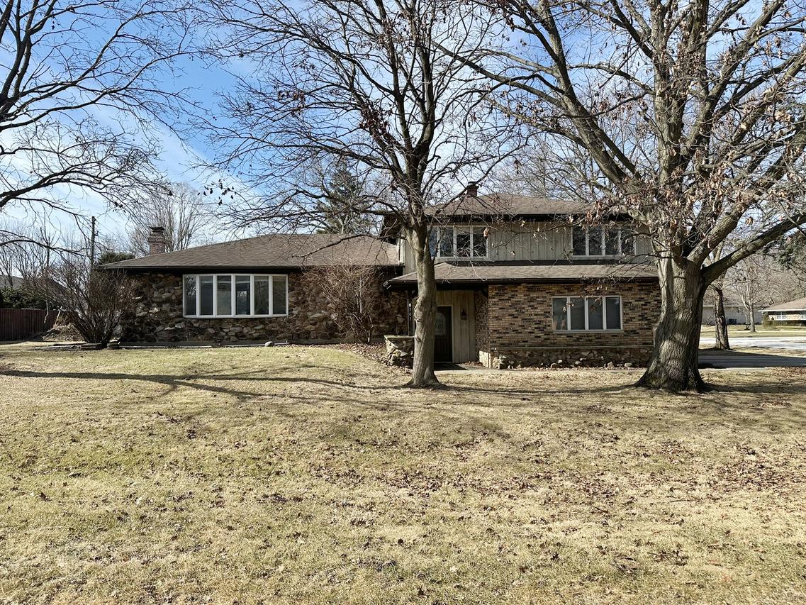 305 Doxbury Ln., New Lenox, IL 60451