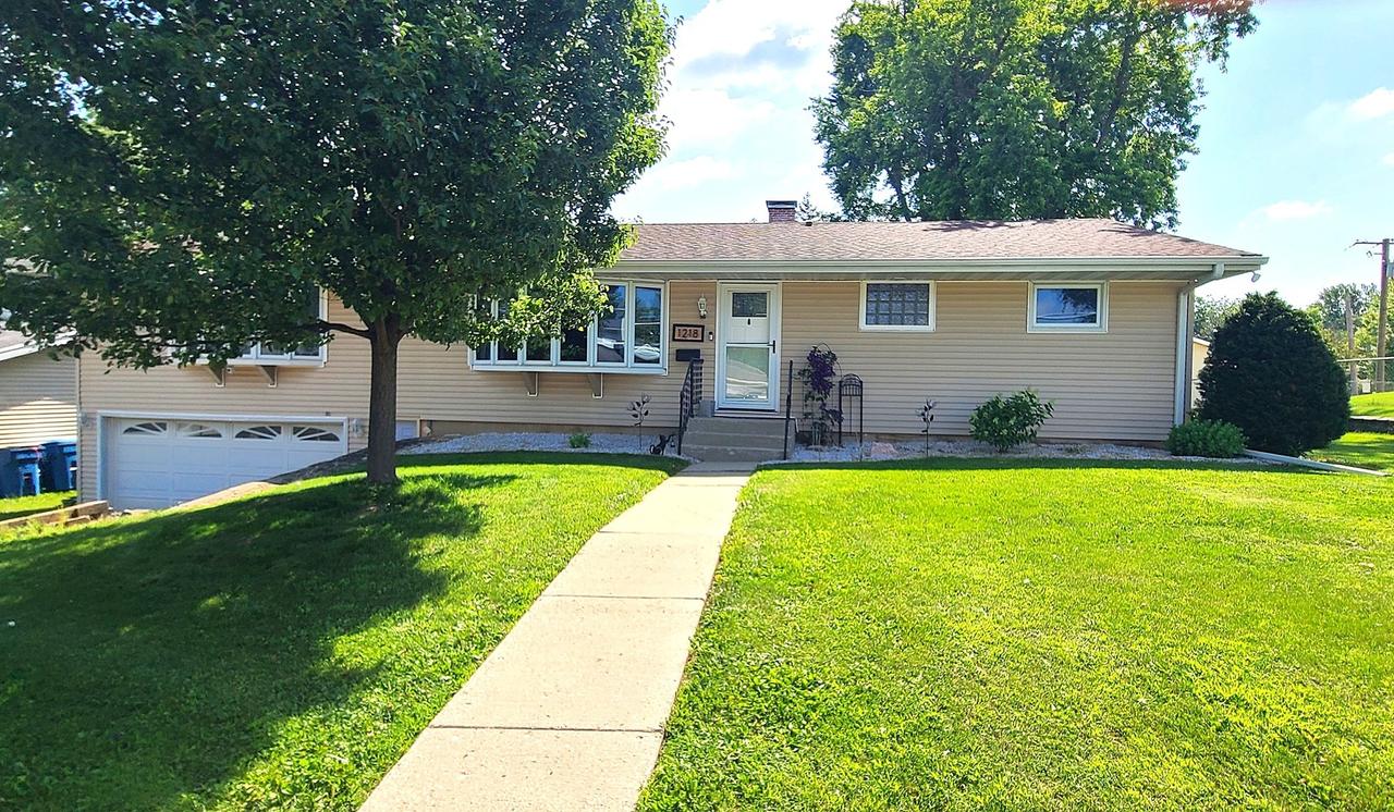 1218 Elm Pl., Dixon, IL 61021