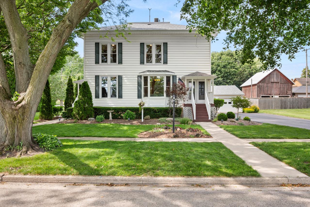 204 E Navaho Ave., Shabbona, IL 60550