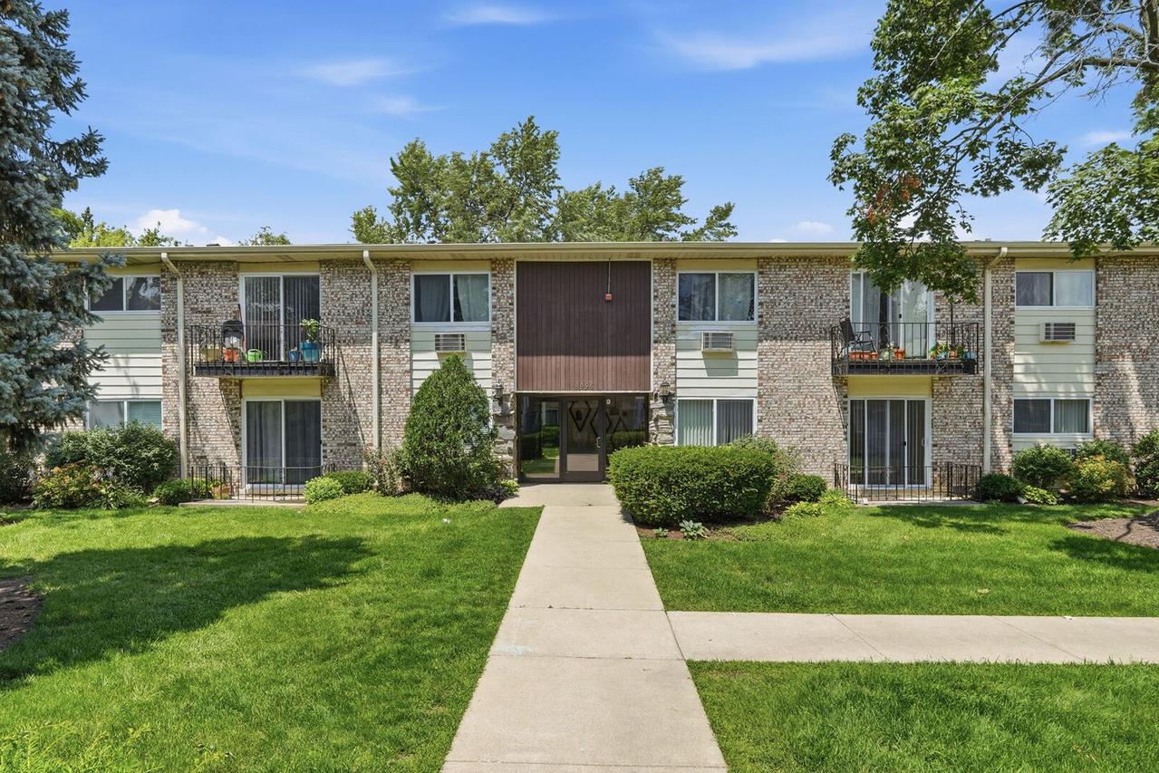 8996 Kennedy Dr. #2G, Des Plaines, IL 60016