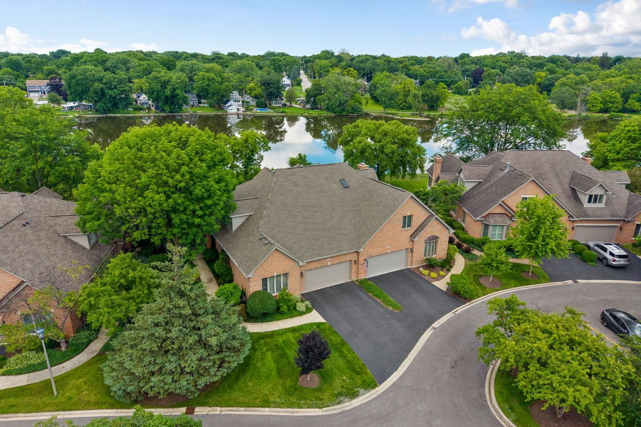 1240 Willowgate Ln., St. Charles, IL 60174