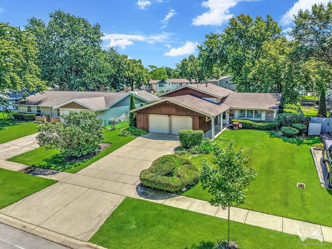 135 Jeffery Ln., Schaumburg, IL 60193