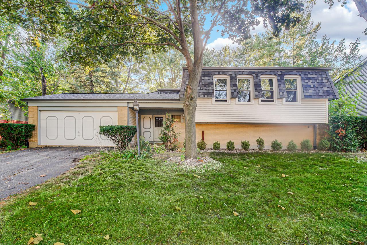 308 Pacific Dr., Bolingbrook, IL 60440
