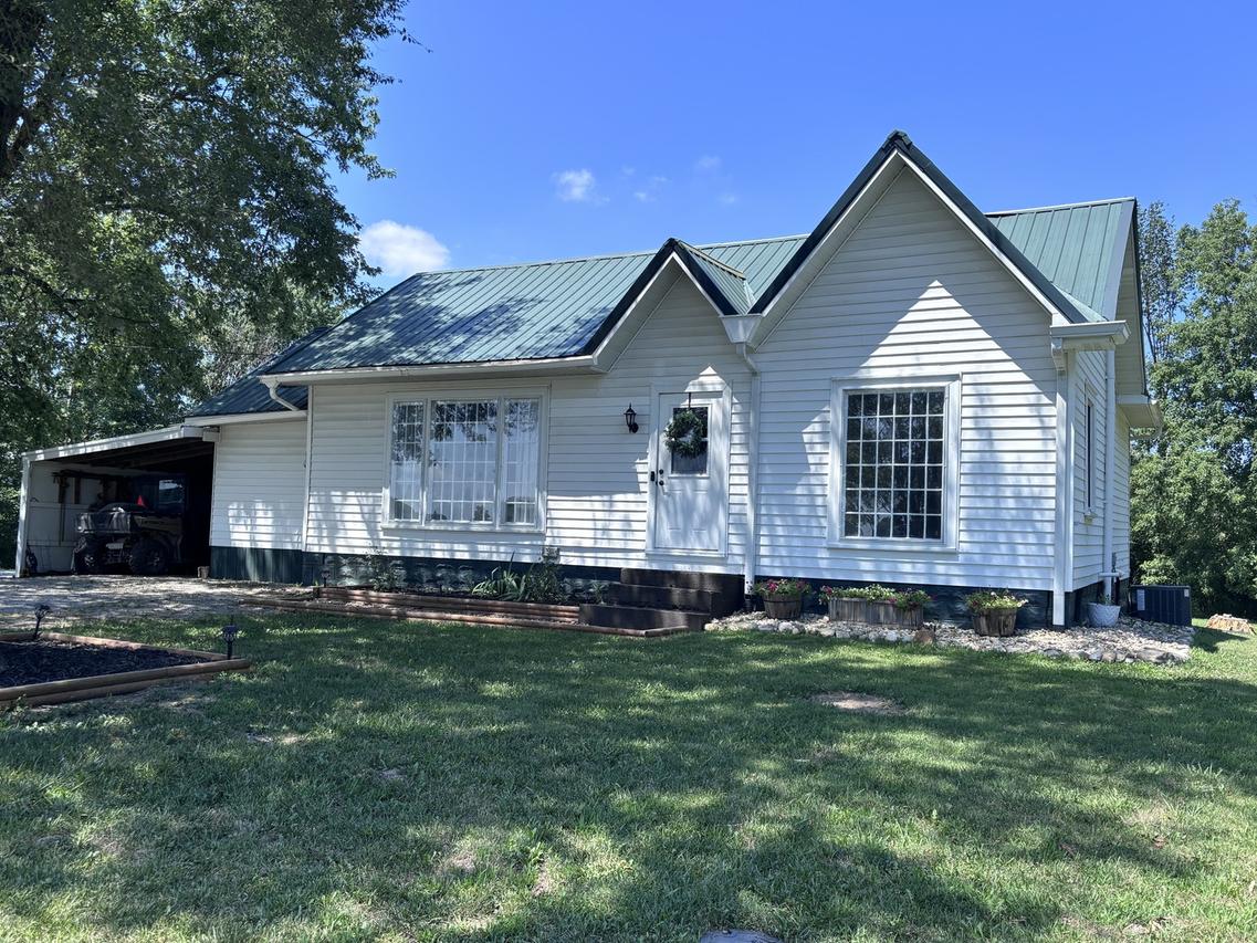 5003 N Cherryville Ln., Bonnie, IL 62816